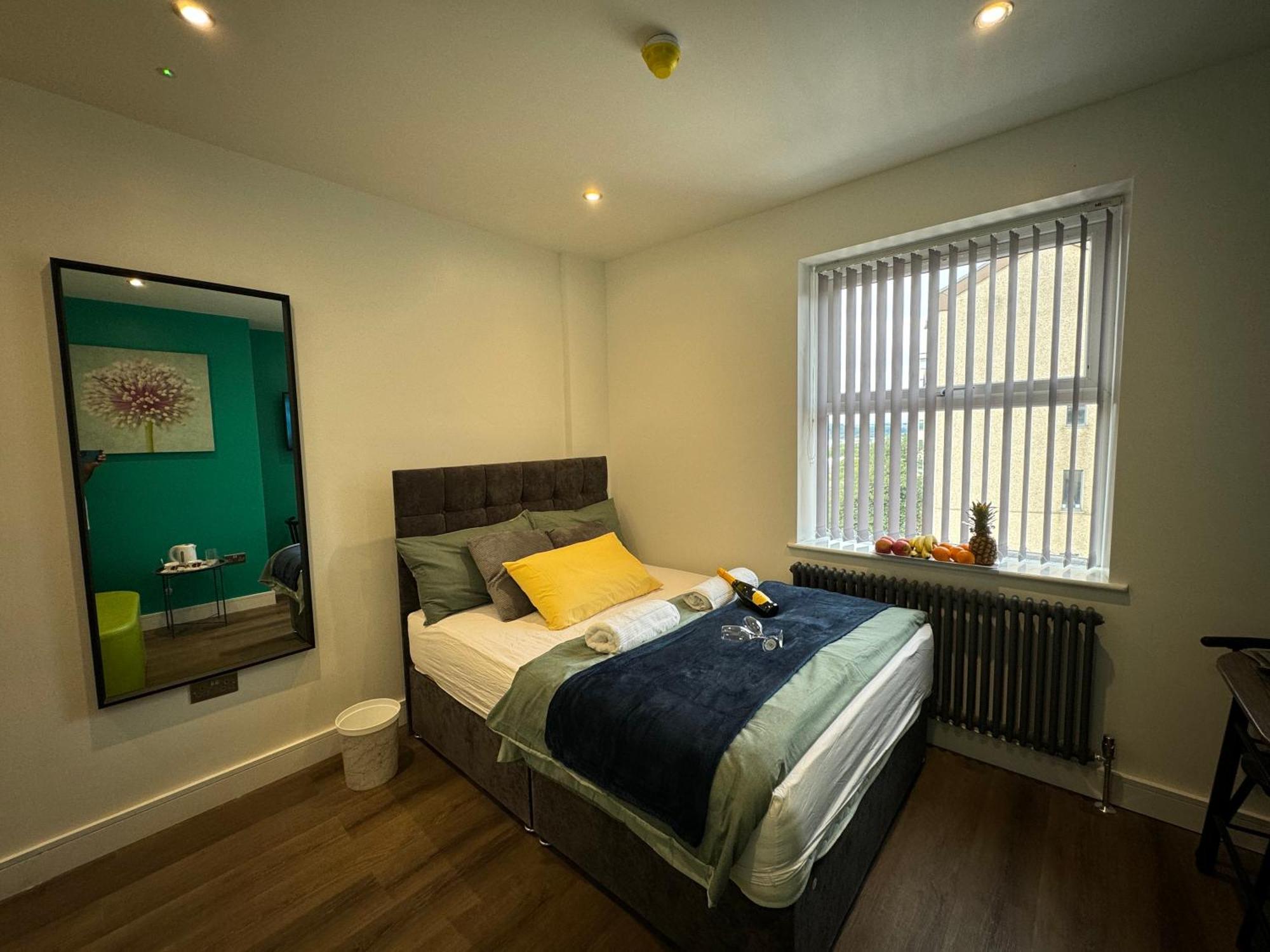 Southgate Luxury Apartments Elland Eksteriør bilde